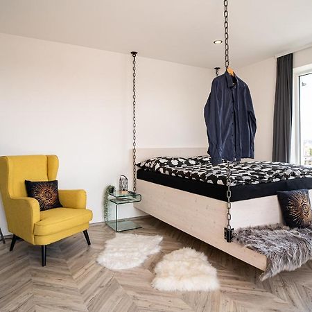 Zeppelin Studio With An Industrial View - Brno Appartamento Esterno foto
