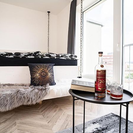 Zeppelin Studio With An Industrial View - Brno Appartamento Esterno foto
