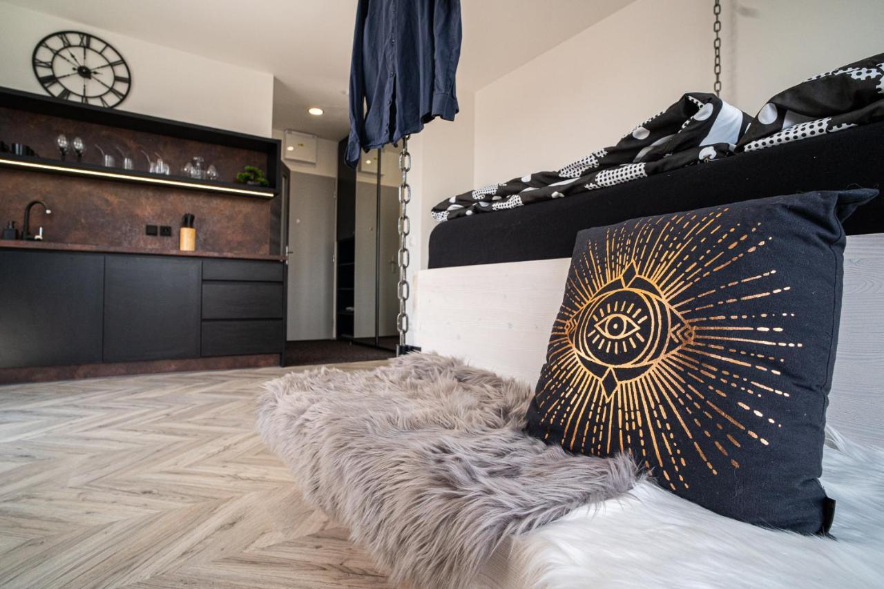 Zeppelin Studio With An Industrial View - Brno Appartamento Esterno foto